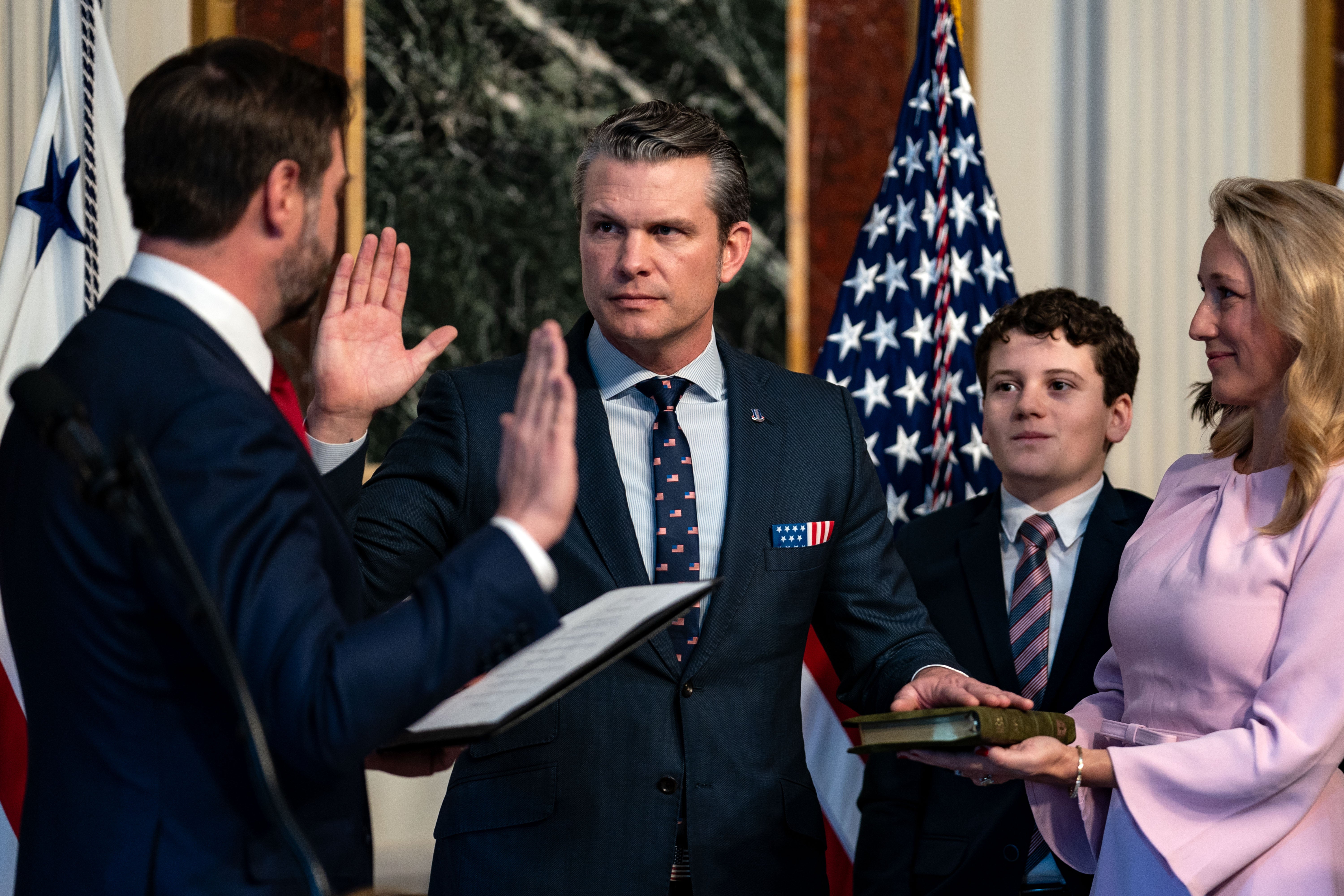 Potpredsjednik JD Vance (L) priseže na dužnost ministra obrane Petea Hegsetha zajedno sa svojom suprugom Jennifer Rauchet u Indijskoj sobi sporazuma u zgradi izvršnog ureda Eisenhower 25. siječnja