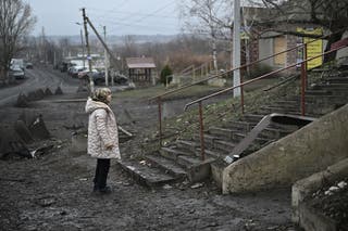 Svetlana Rudokvas stoji pored uništenog restorana u selu Novopavlivka
