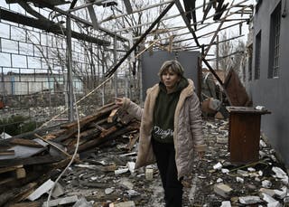 Svetlana Rudokvas prikazuje uništeni restoran u jako oštećenoj zgradi u selu Novopavlivka