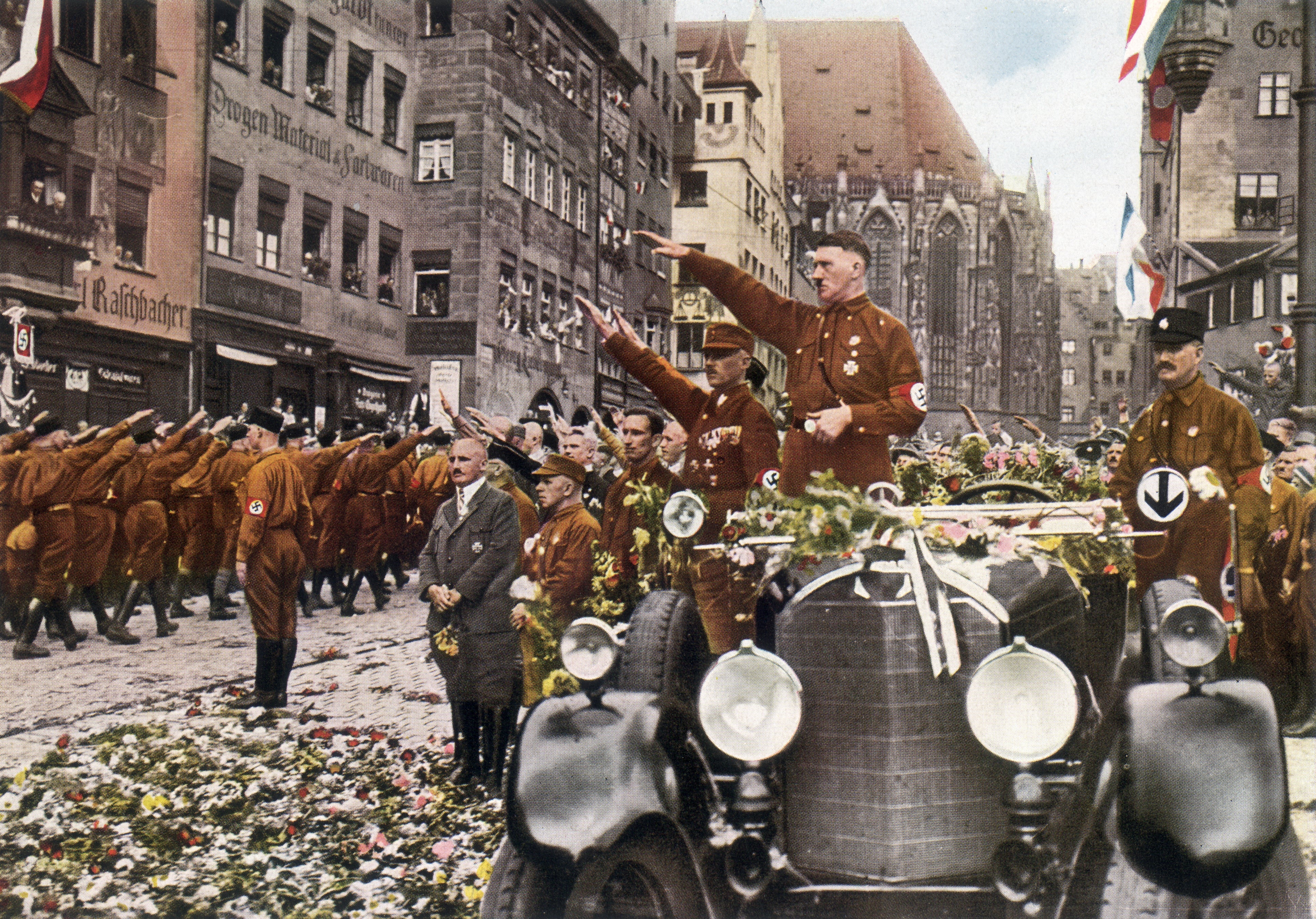 Kolovoz 1927.: Njemački fašistički diktator, rođen u Austriji, Adolf Hitler, salutira okupljenim redovima svoje stranke tijekom stranačkog kongresa u Nürnbergu