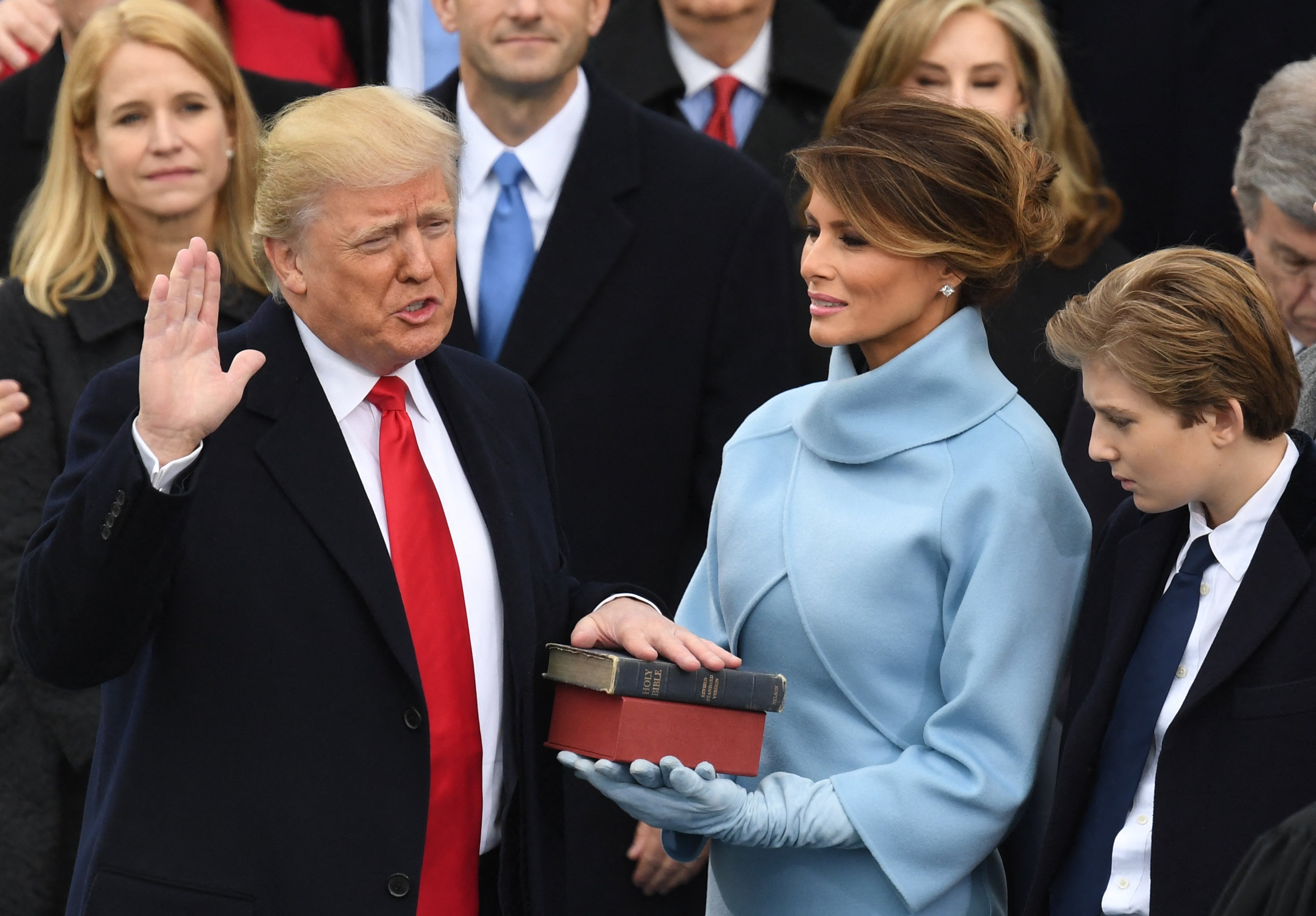 Novoizabrani predsjednik Donald Trump na fotografiji dok polaže zakletvu za svoj prvi predsjednički mandat 20. siječnja 2017.