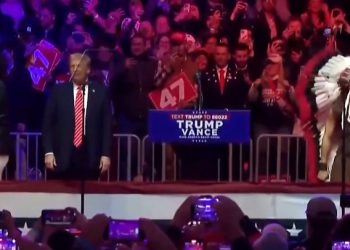 Gledajte: Trump pleše uz YMCA s Village People na skupu u Washingtonu DC | Vijesti