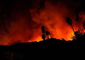 Gledajte uživo pogled iz zraka na šumske požare u Kaliforniji dok plamen i dalje bjesni