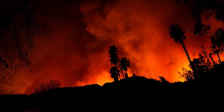 Gledajte uživo pogled iz zraka na šumske požare u Kaliforniji dok plamen i dalje bjesni
