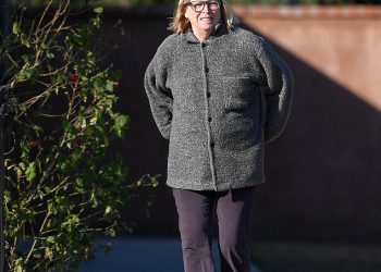 Glumica nominirana za Oscara, 77, koja je radila s Davidom Bowiejem, prikazana je u vrlo rijetkom viđenju … Možete li pogoditi koga?