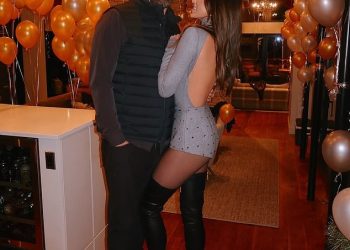 Golf zvijezda Dustin Johnson tulumari sa zadivljujućom suprugom Paulinom Gretzky na blještavom dočeku Nove godine