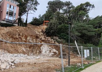 Građani upozoravaju: “Na gradilištu u Solitudu iščupan znak za ograničenje brzine, s mora se ne vidi!”