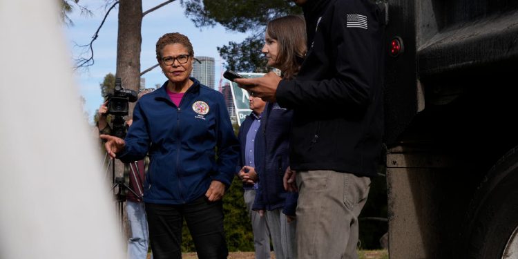 Gradonačelnica Los Angelesa Karen Bass kaže da je njezin brat izgubio dom u vatri Palisades