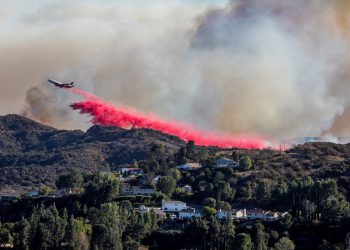 Guverner Kalifornije Newsom kaže da je požar u LA-u ‘najgora prirodna katastrofa u povijesti SAD-a’ usred kritika zbog problema s vodoopskrbom