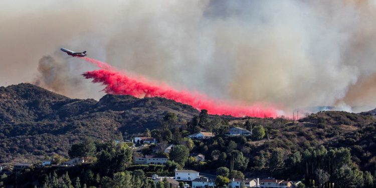Guverner Kalifornije Newsom kaže da je požar u LA-u ‘najgora prirodna katastrofa u povijesti SAD-a’ usred kritika zbog problema s vodoopskrbom