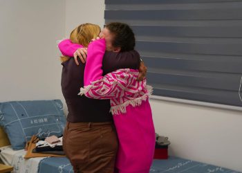 NACIJA VAS GRLI Sreća i suze dok Izraelci gledaju povratak talaca iz Gaze | NACIONAL.HR