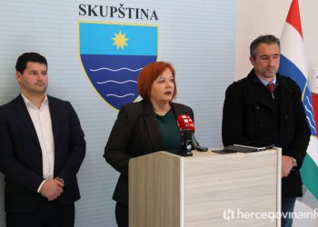 HRS TRAŽI HITNE PROMJENE U OBRAZOVANJU Djeca funkcionalno nepismena, profesori potplaćeni, škole pune politički podobnih