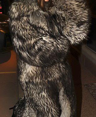 Hailey Bieber obukla se u masivnu bundu od umjetnog krzna za večeru u Aspenu s BFF Kendall Jenner