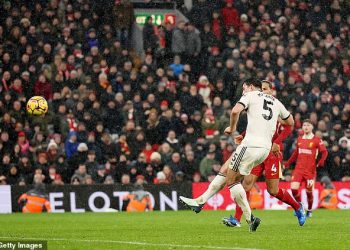 Harry Maguire propušta VELIKU priliku da zaradi Man United pobjedu nad Liverpoolom u zadnjim sekundama – dok Roy Keane i Daniel Sturridge raspravljaju o tome je li kriv branič ili Joshua Zirkzee