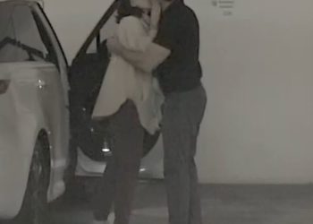 Hugh Jackman i Sutton Foster ne mogu skinuti ruke jedno s drugog na fotografijama strastvenog ljubljenja