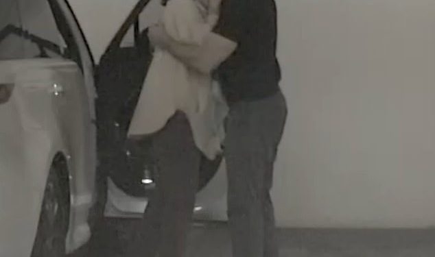 Hugh Jackman i Sutton Foster ne mogu skinuti ruke jedno s drugog na fotografijama strastvenog ljubljenja