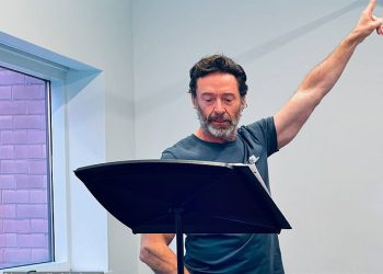 Hugh Jackman kritikovan je zbog naizgled nevine objave nakon što je potvrdio romansu sa Sutton Foster – pošto su obožavatelji uvjereni da je njihova veza ‘namještena’