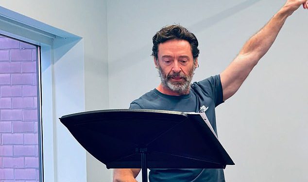 Hugh Jackman kritikovan je zbog naizgled nevine objave nakon što je potvrdio romansu sa Sutton Foster – pošto su obožavatelji uvjereni da je njihova veza ‘namještena’
