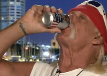 Hulk Hogan ispija limenku piva tijekom intervjua uživo za Fox News | Vijesti