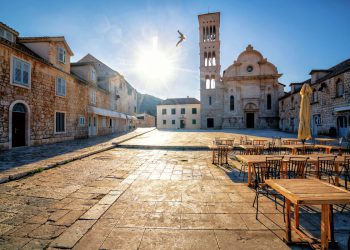 Hvarski ugostitelji i iznajmljivači zabrinuti jer Grad Hvar predlaže drastično povećanje paušalnog poreza, a ne donosi odluku za više buke u sezoni