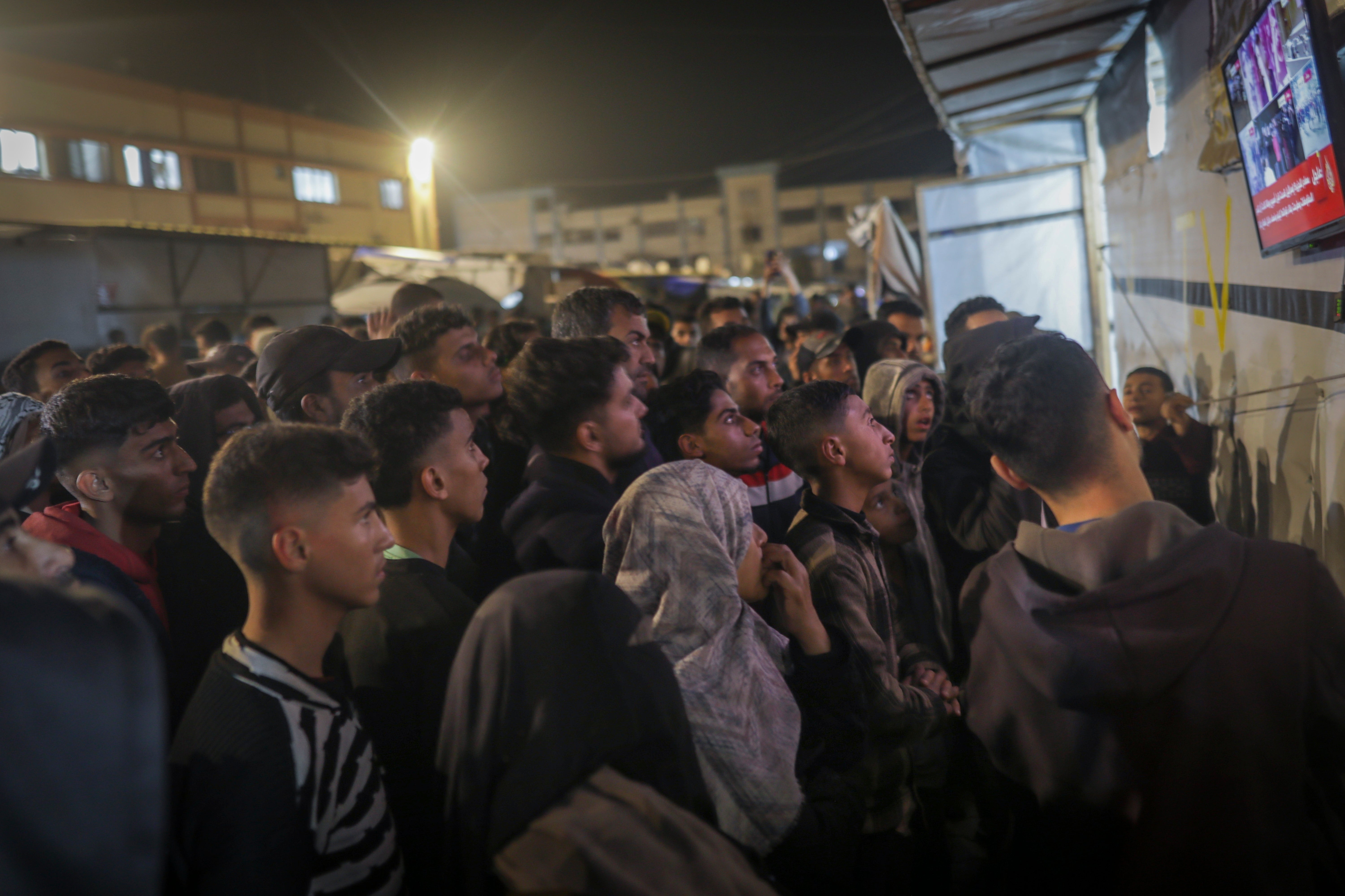Palestinci gledaju TV dok čekaju objavu sporazuma o prekidu vatre između Hamasa i Izraela u Khan Younisu