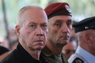 Načelnik Glavnog stožera general-pukovnik Herzi Halevi (desno) s bivšim izraelskim ministrom obrane Yoavom Gallantom
