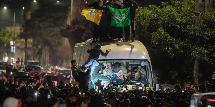 Izrael oslobađa 90 palestinskih zatvorenika u sklopu sporazuma o prekidu vatre kako bi oslobodio taoce