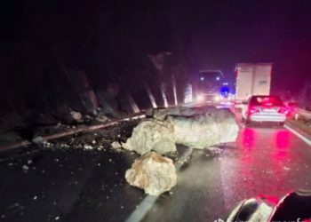 JEDNOM TRAKOM Ogromne stijene pale na cestu kod Salakovca