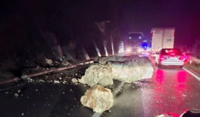 JEDNOM TRAKOM Ogromne stijene pale na cestu kod Salakovca