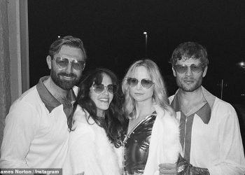 James Norton lunja sa svojim kolegama Jamesom McArdleom, Niamh Algar i Jessicom Brown Findlay na zabavi ABBA-e – nakon uspjeha njihove ITV drame Playing Nice