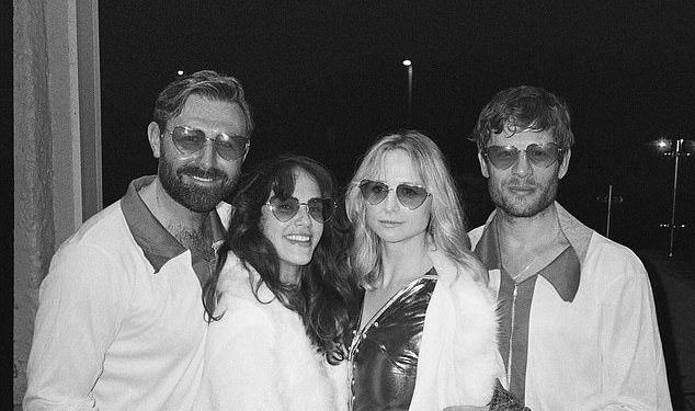 James Norton lunja sa svojim kolegama Jamesom McArdleom, Niamh Algar i Jessicom Brown Findlay na zabavi ABBA-e – nakon uspjeha njihove ITV drame Playing Nice