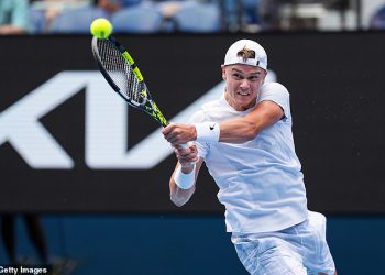 Jannik Sinner ‘izgleda kao zombi’ i zahtijeva 11-MINUTNU liječničku intervenciju tijekom zdravstvenog straha na Australian Openu