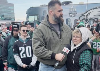 Jason Kelce izludio je navijače Eaglesa dok se pridružuje stražnjim vratima uoči NFC prvenstva protiv Commandersa