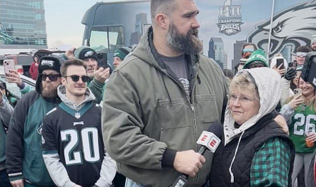 Jason Kelce izludio je navijače Eaglesa dok se pridružuje stražnjim vratima uoči NFC prvenstva protiv Commandersa