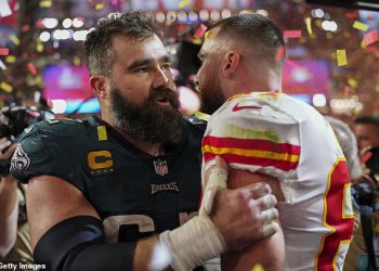 Jason Kelce otkriva koga će navijati kad njegovi voljeni orlovi preuzmu brata Travisa i poglavara