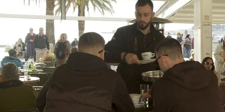 Je li se bojkot prelio i na kafiće? Evo kako je izgledala splitska Riva