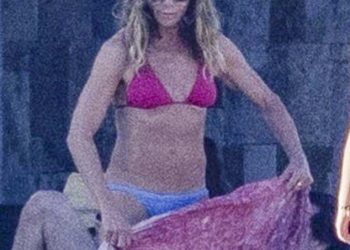 Jennifer Aniston, 55, pokazuje nevjerojatno tijelo u užem bikiniju na odmoru u Cabu s Jasonom Batemanom