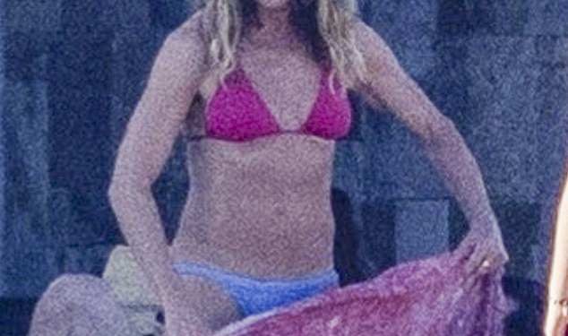 Jennifer Aniston, 55, pokazuje nevjerojatno tijelo u užem bikiniju na odmoru u Cabu s Jasonom Batemanom