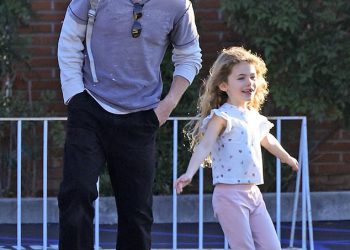 Jeremy Allen White viđen je u rijetkim javnim izlascima s kćeri Ezer dok je vodi na ručak s hot dogom u LA-u