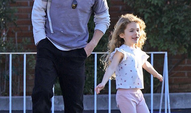 Jeremy Allen White viđen je u rijetkim javnim izlascima s kćeri Ezer dok je vodi na ručak s hot dogom u LA-u