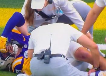 Jezivi video pokazuje kako medicinari vraćaju gležanj zvijezde sveučilišnog nogometa na mjesto nakon mučne ozljede