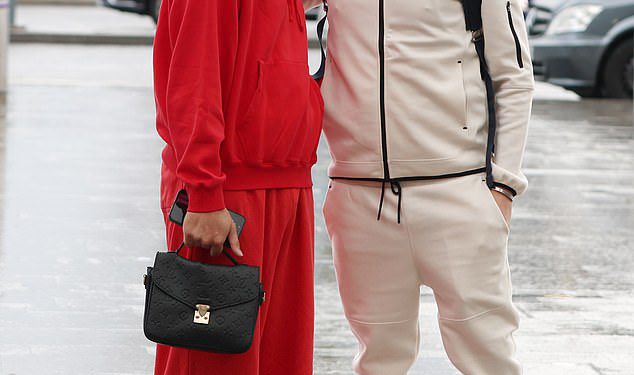 Joe Blackman spakira na PDA s dečkom Junaidom Ahmedom, dok riskira nespretno trčanje s bivšim Harryjem Derbridgeom na aerodromu Heathrow dok se odlažu na Bali na Towie snimanje snimanja