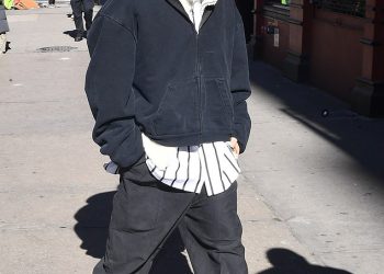 Justin Bieber izgleda istrošeno u NYC -u dok ga se vidi odvojeno od supruge Hailey usred briga za obožavatelje za pop zvijezdu