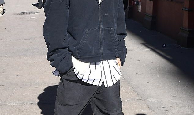 Justin Bieber izgleda istrošeno u NYC -u dok ga se vidi odvojeno od supruge Hailey usred briga za obožavatelje za pop zvijezdu