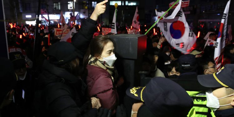 Južnokorejci upali u sud dok je predsjedniku produljen pritvor (VIDEO) — RT World News