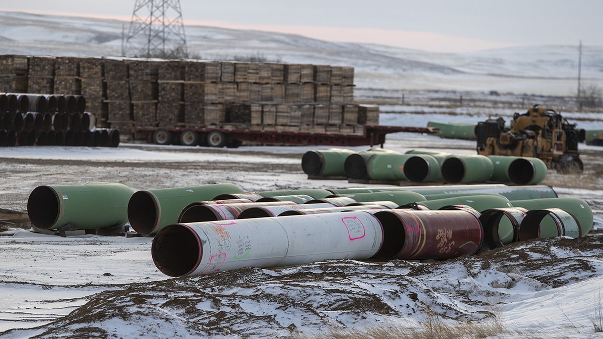 Cijevi za naftovod Keystone XL naslagane u dvorištu u blizini Oyena, Alberta, Kanada, u utorak, 26. siječnja 2021. Bivši predsjednik Joe Biden opozvao je dozvolu za energetski naftovod Keystone XL tvrtke TC Energy Corp. putem izvršne naredbe nekoliko sati nakon što je inauguracija.