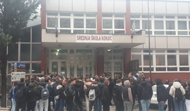 KONJIC Učenici srednje škole prosvjeduju zbog zaključavanja vrata i preopširnog gradiva