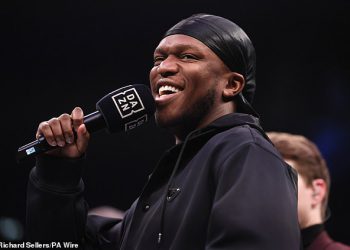 KSI ismijava bivšu englesku zvijezdu Waynea Bridgea neugodnim pošalicama Johna Terryja s ocjenom X dok obožavatelji BOO potvrđuju njihovo boksačko natjecanje