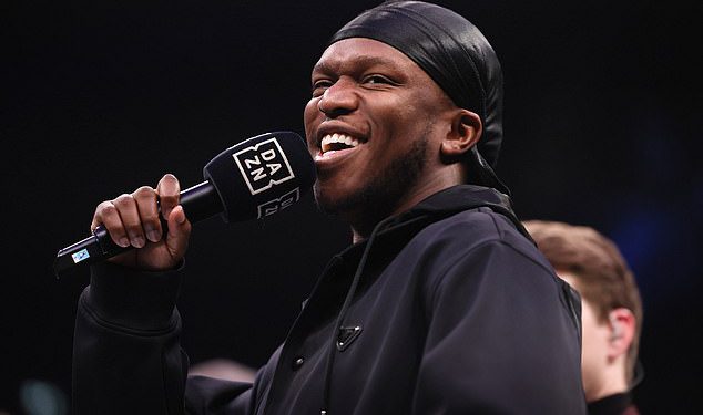 KSI ismijava bivšu englesku zvijezdu Waynea Bridgea neugodnim pošalicama Johna Terryja s ocjenom X dok obožavatelji BOO potvrđuju njihovo boksačko natjecanje