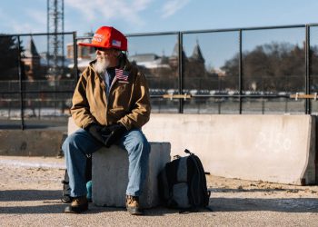 Kako se druga Trumpova inauguracija preselila u zatvorene prostore, čak su i Ponosni dečki ostali na hladnoći